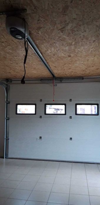 Usi de garaj cu hublouri /rezientiale