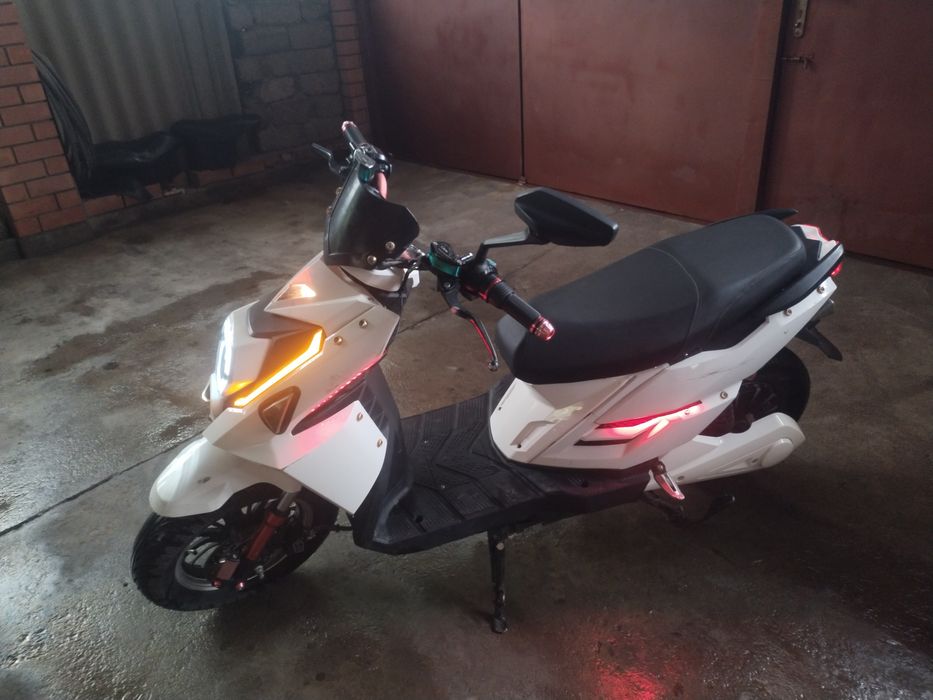 Строчно продам электроскутер новые акамуляторы