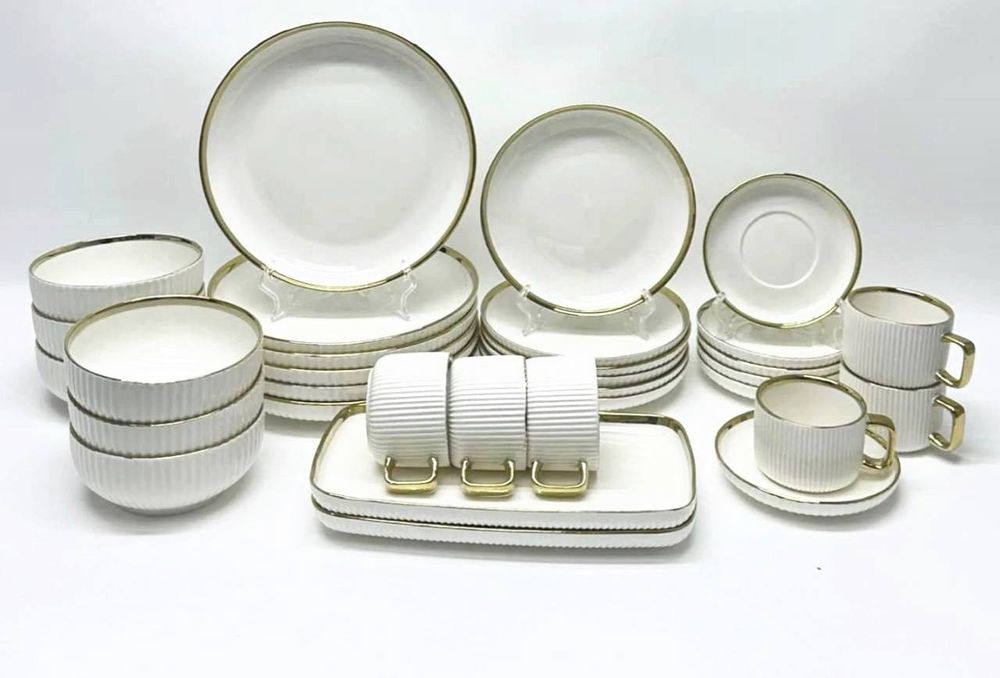 Набор фарфоровой посуды.  Завтрак набор.