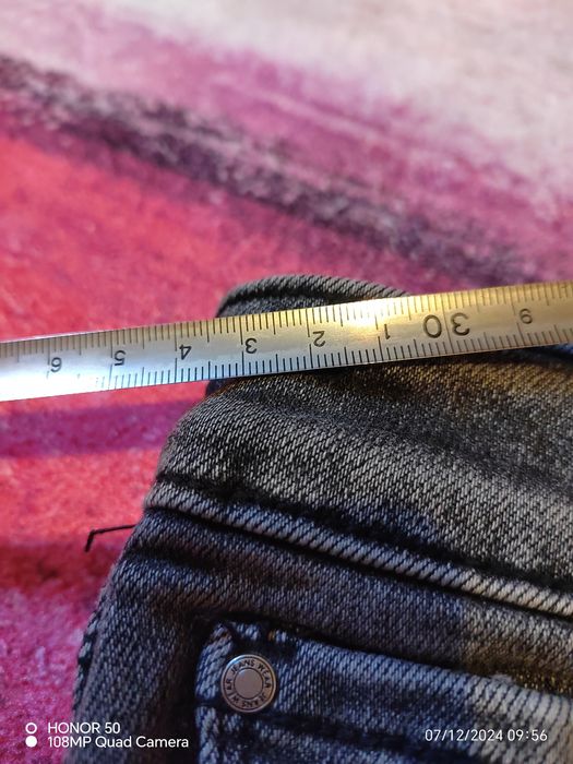 Дънки и пуловер.