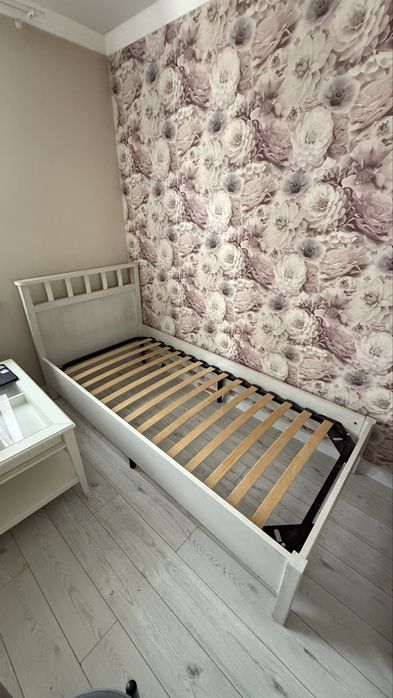 Продам односпальную кровать , ( с матрасом )