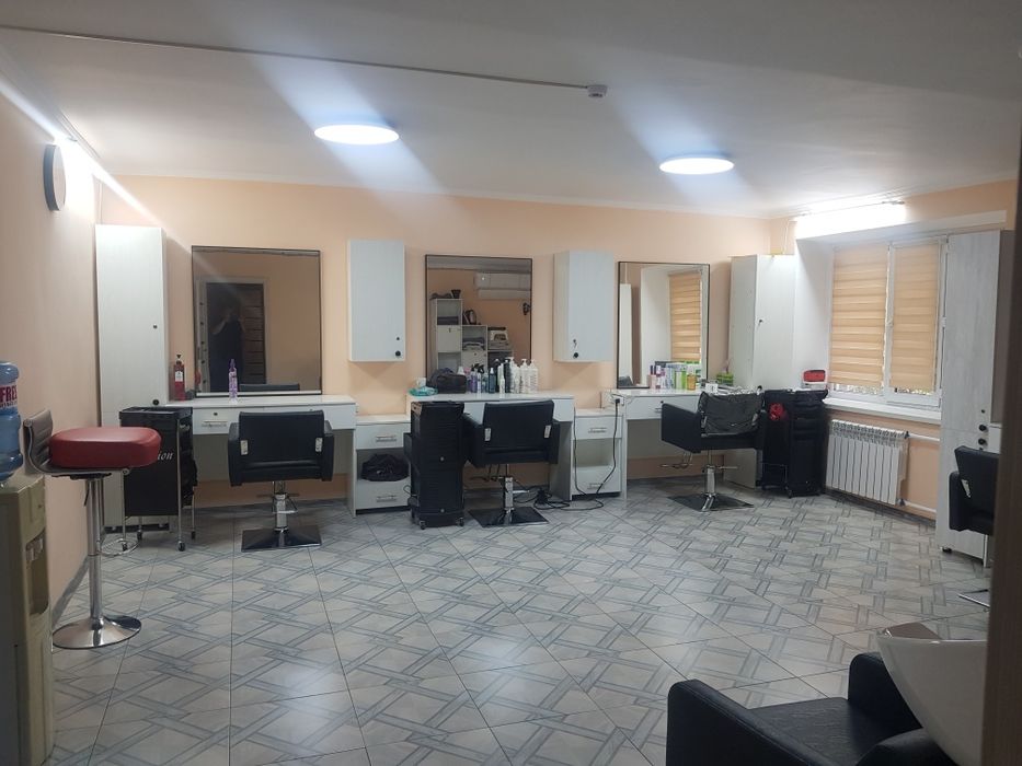 Сдаётся одно рабочее место в салоне для парикмахера