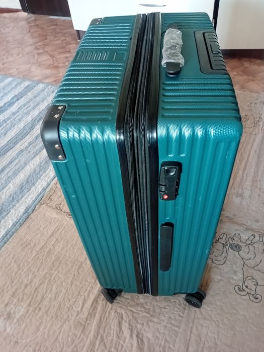 Продам большой чемодан