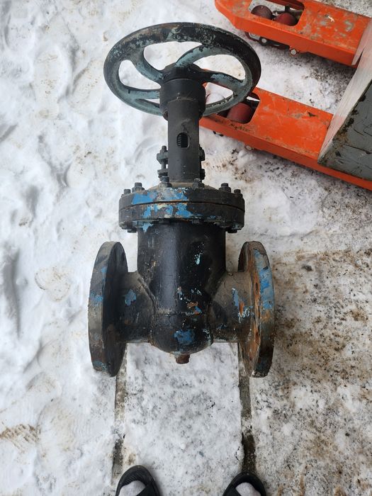 Срочно продаётся  Задвижка 150 дм рабочем состояние