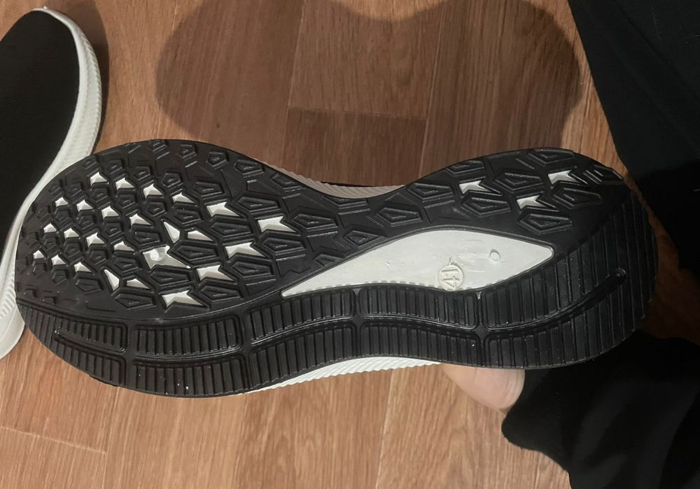 Кроссовка и подарок