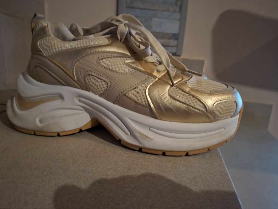 Дамски маратонки златно