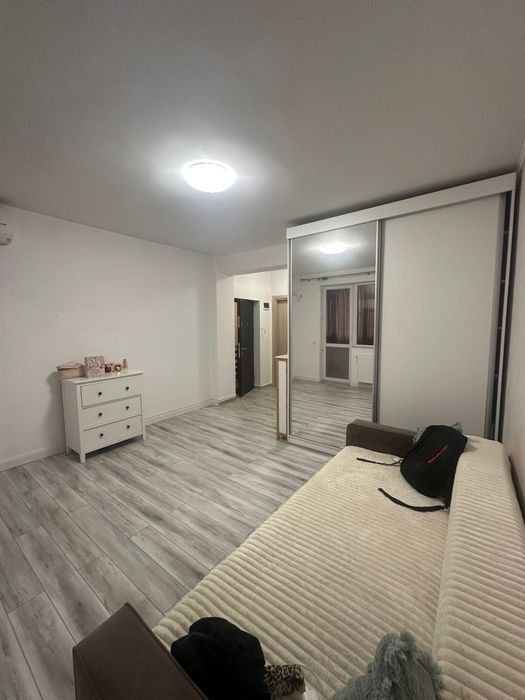 Vand garsoniera mobilata cu loc de parcare!