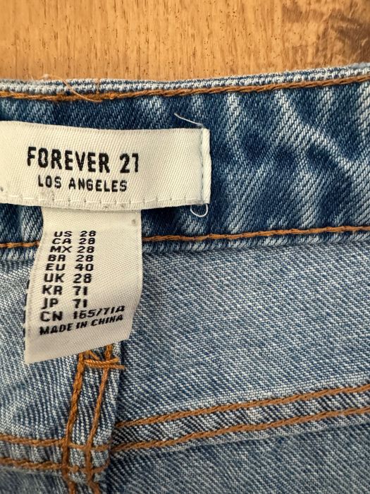 Pantaloni scurți denim și bluză umeri goi in