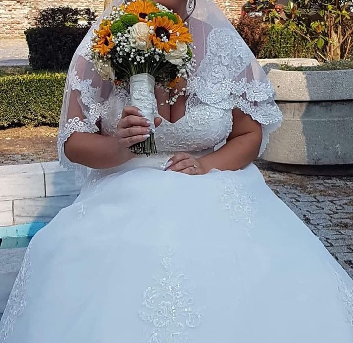 Vand rochie mireasa cu crinolina si voal cadou