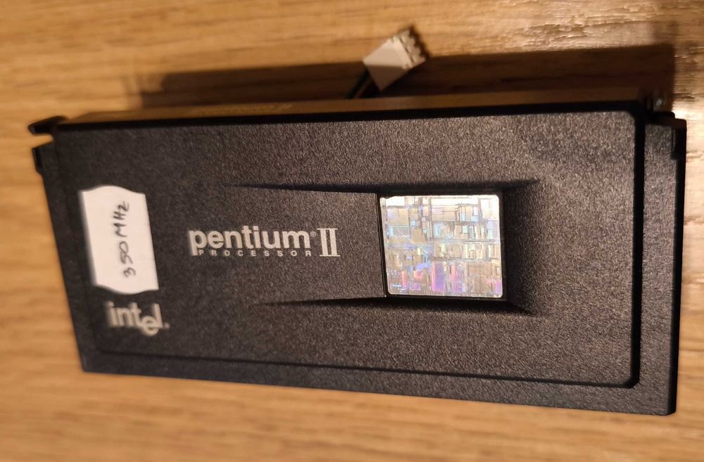 Vând procesor Intel Pentium 2 , 350Mhz