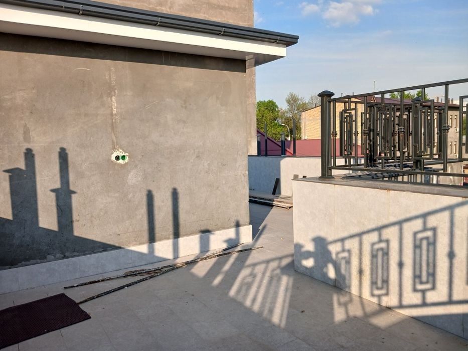 Yakkasaroyda Salamatinani yonida 2 ta 2.5 sotih engi uy