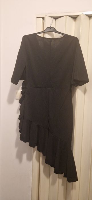 Rochie neagra cu volane