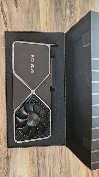 NVIDIA GeForce RTX 3090 Founders Edition видео карта