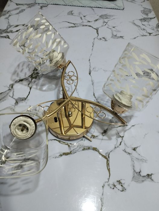 Продам недорого люстру