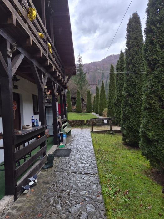 Inchiriez cabana cu capacitate intre 20 si 24 de locuri