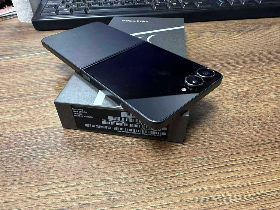 Продавам Samsung Z Flip 7 512gb