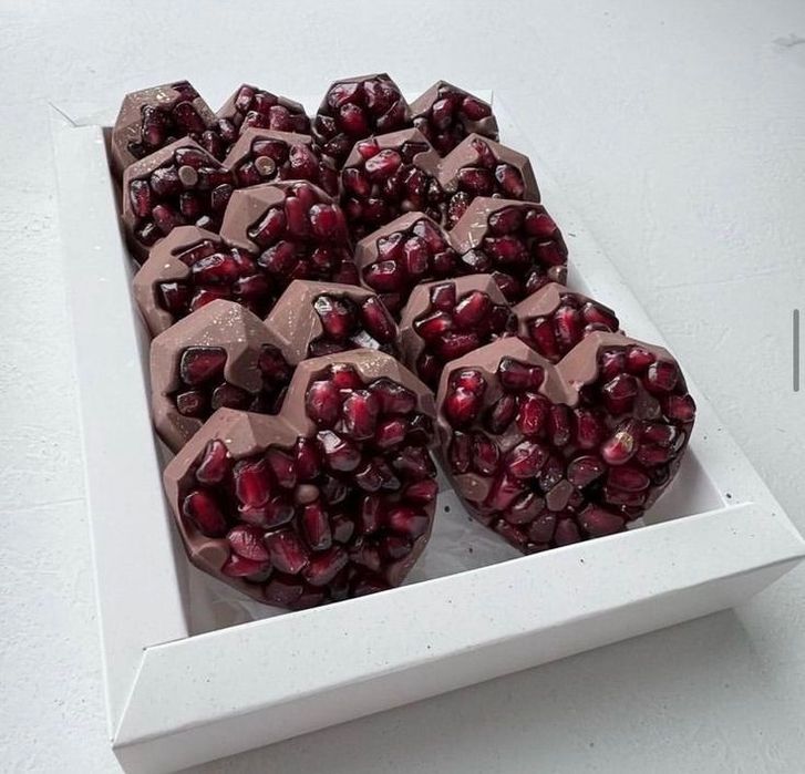 Фрукты в шоколаде и клубника