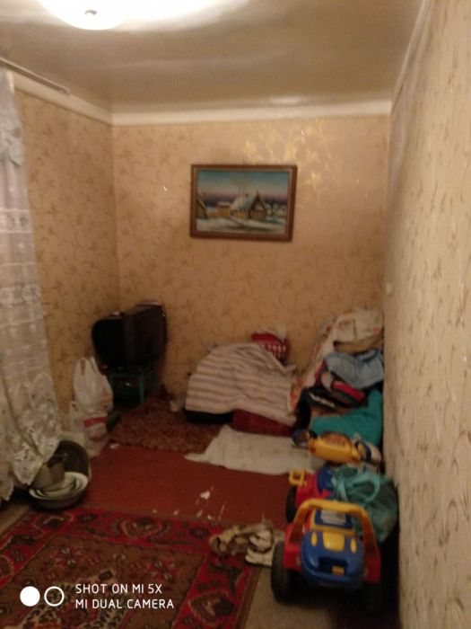 Продам 1ком 1этаж 2этажки спутник2 дерево не дорого вдоль дороги