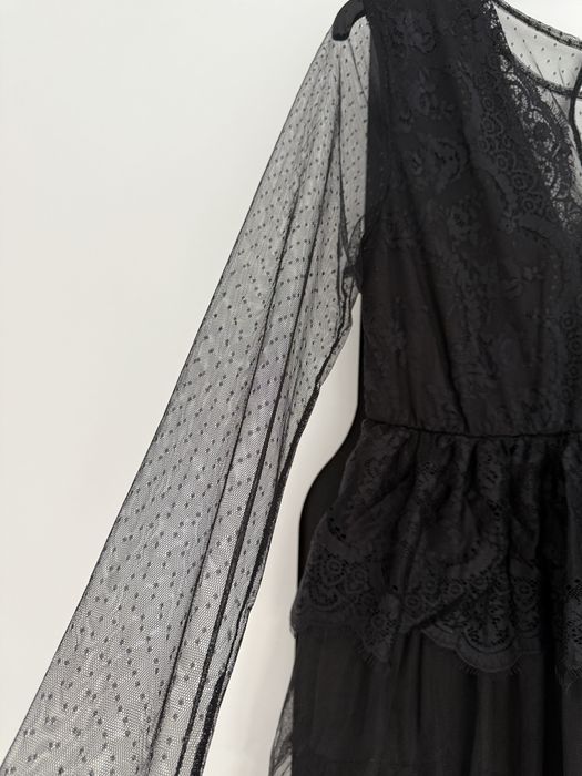 Черна дантелена рокля