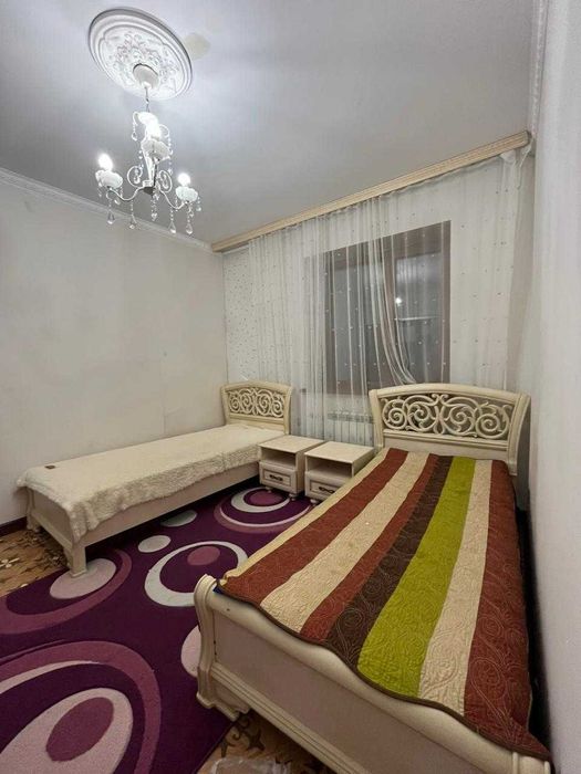 Кровать с матрасом и тумбочки