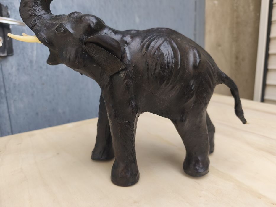 Кожена фигурка / статуетка на слон