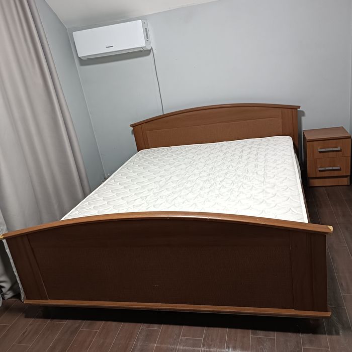 Продам двуспальную кровать с матрасом и тумбой