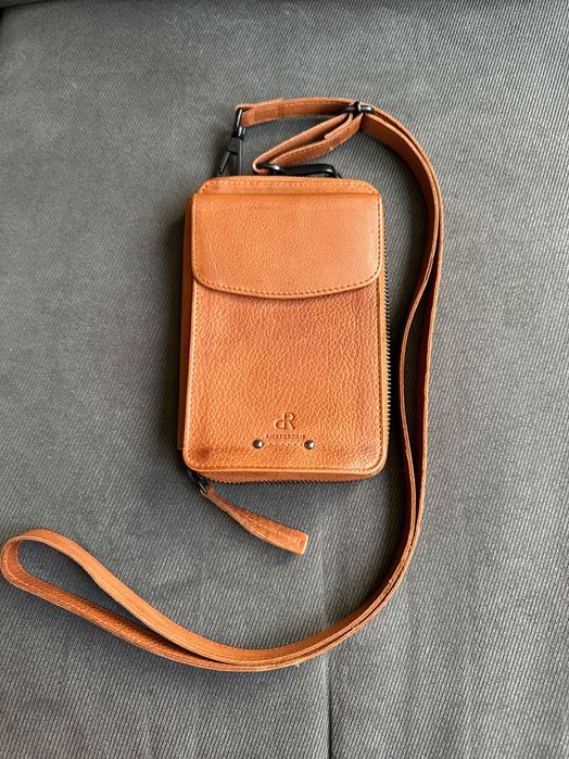 Кожено крос боди портмоне с кейс за телефон DR Amsterdam