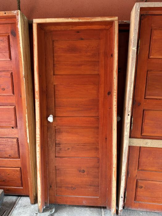 Usi din lemn de brad masiv