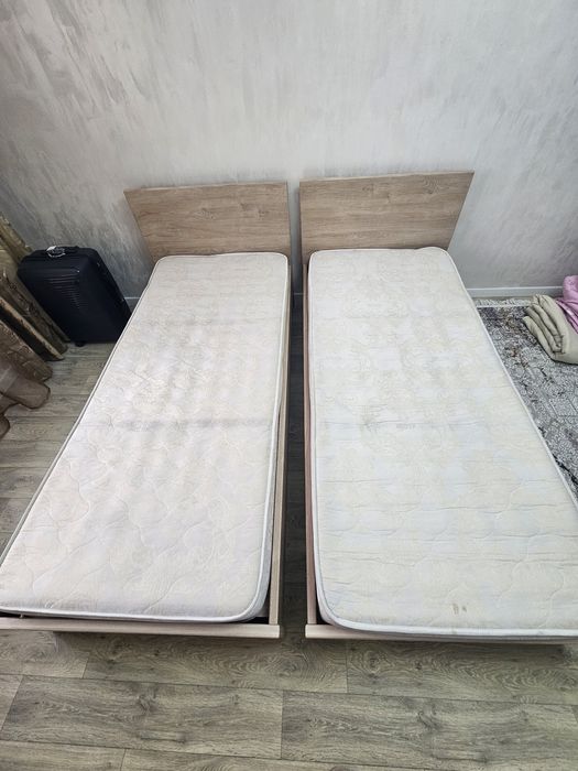 Две кровати с матрацом
