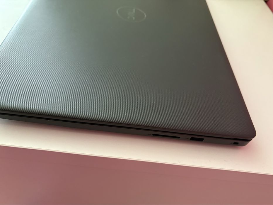 Лаптоп  Dell Vostro 3500