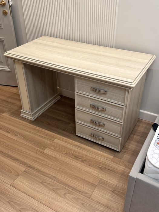 Письменный стол с ящиками