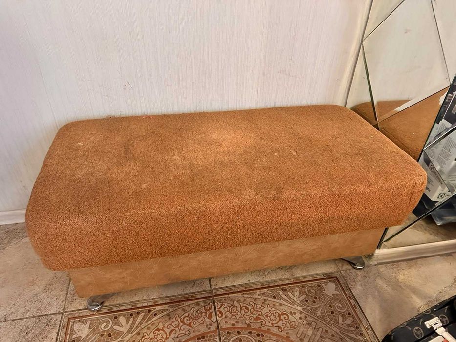 Продам диван 5,5 м (б/у) + пуф в прихожую