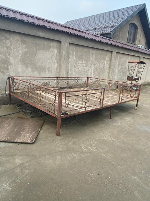 Тапчан железный с досками