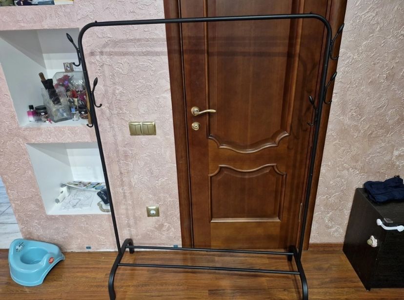 Металлическая вешалка с полкой для обуви