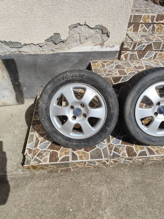 Jante aliaj de Ford în 4 găuri R 15. Citiți anunț.