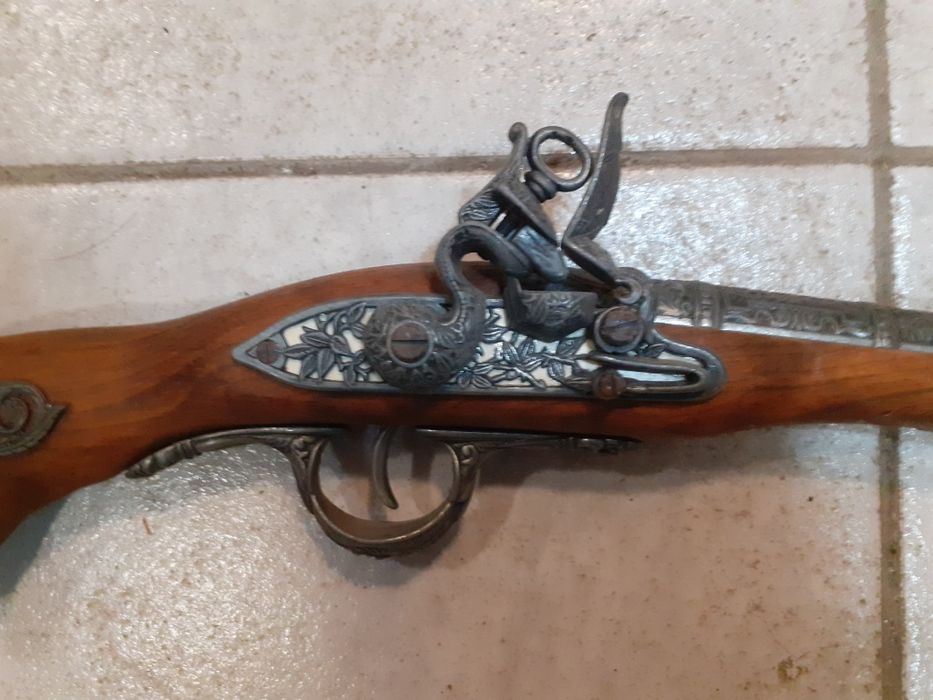 Красив кремъчен пистолет,пищов,оръжие,механизма зарежда и щрака