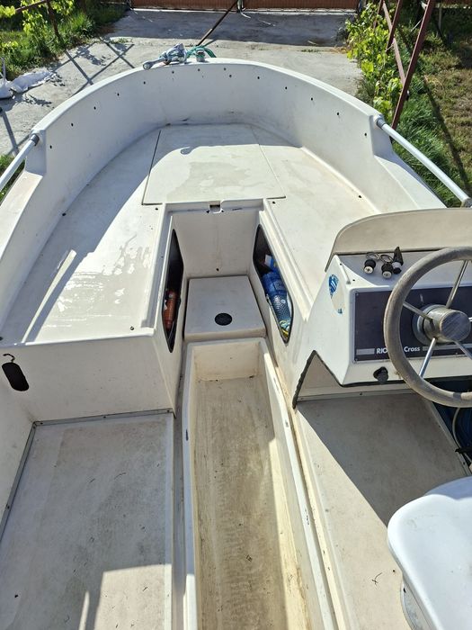 Barca , motor si peridoc