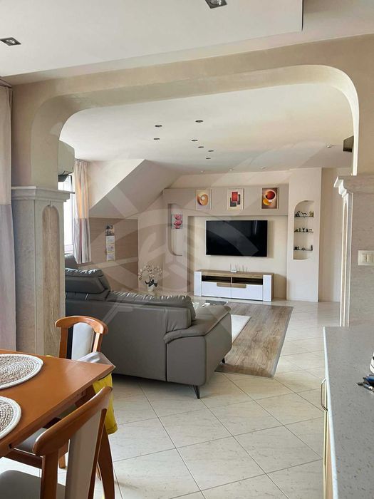 Дава се под наем Тристаен апартамент в Варна, Център - 98 кв.м за 847.62 € - Снимка #4