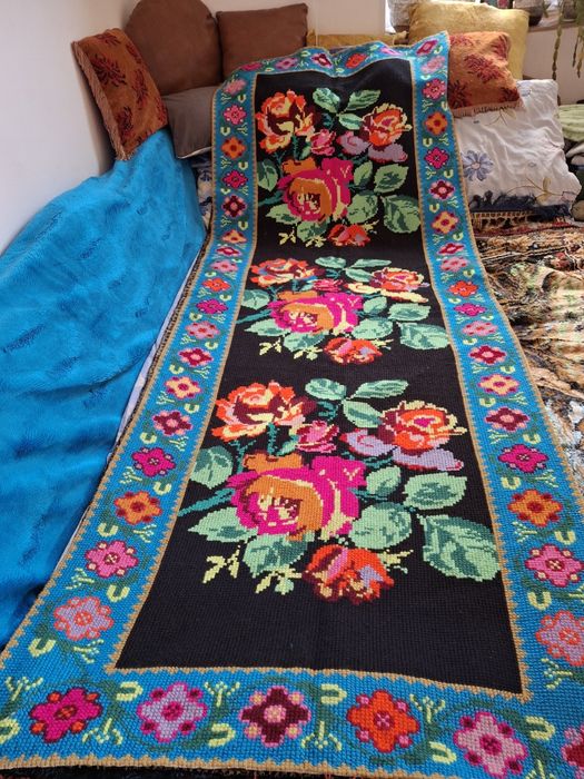 carpete persane și cuvertura cusuta manual.