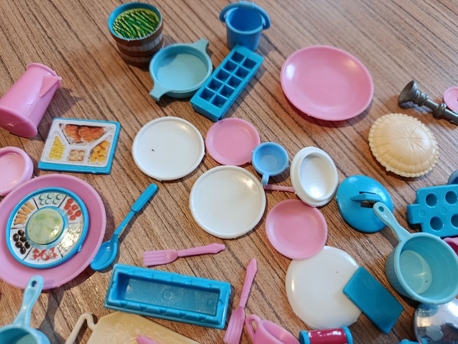 Lot super accesorii pentru bucătărie păpuși pahare oale cratițe Tavi