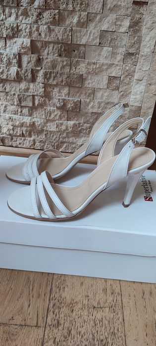Sandale albe , din piele ,mărimea 35