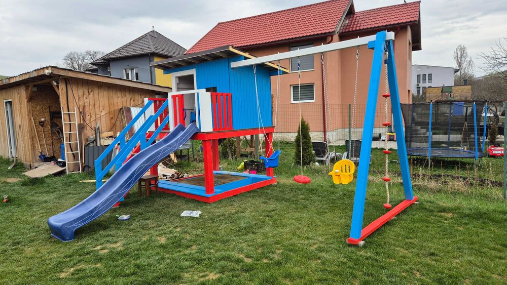 Complex de Joacă pentru Exterior – Căsuță, Tobogan, Leagăne și Nisipar