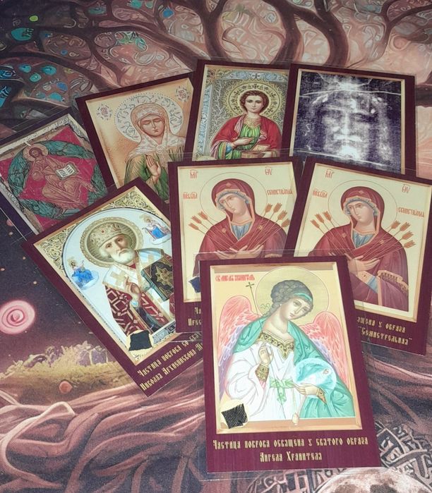 Свечи восковые освещенные