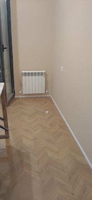 Стелю ламинат. Клею обои. Потолок пластик.