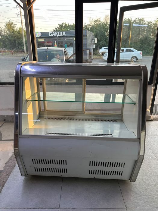 Витренный холодильник робочи