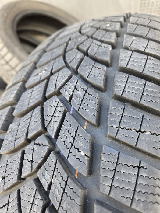Зимни  Goodyear 205/55/19