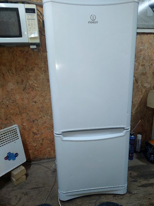 Холодильник индезит.