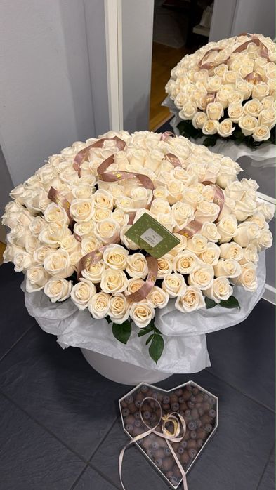 Белые розы в коробке