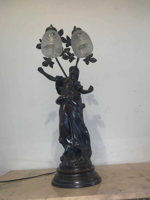 Statuie veioza cu doua brate