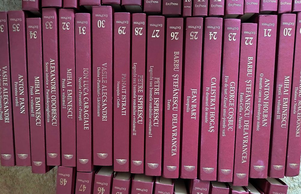 48 de volume din celebra colecție „Cartea de acasă”,